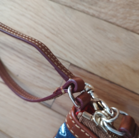 NEW Dooney & Bourke Seattle Seahawks wristlet clutch NWOT w/COA 🎁 - Picture 5 of 6